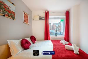 Cosy 4-Bed House, Garden, Free Parking & WiFi