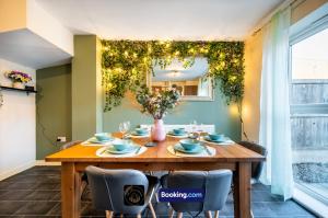 Cosy 4-Bed House, Garden, Free Parking & WiFi