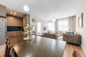 2-BR Apartment close to Radio Shkodra Roger That by Pik Host