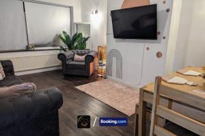 Cosy 3-Bed Home, Free Parking & WiFi