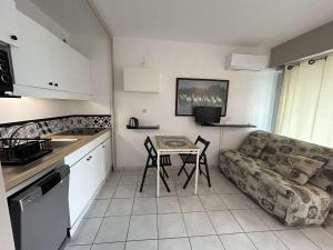 Studio climatisé à Port Camargue - 4 couchages, terrasse, piscine, parking, proche plage - FR-1-250-9