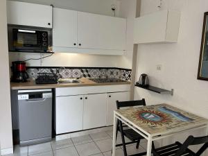 Studio climatisé à Port Camargue - 4 couchages, terrasse, piscine, parking, proche plage - FR-1-250-9