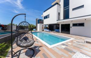 5 Bedroom Cozy Home In Sukosan 