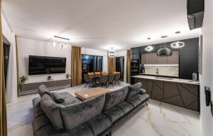 5 Bedroom Cozy Home In Sukosan 