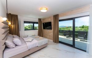 5 Bedroom Cozy Home In Sukosan 