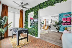 5 Mins Brickell - Pool & Billiards - Retro Miami