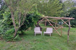 Maison et piscine bien située en sud ardeche très grand jardin