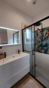 Villas Maison et piscine bien situee en sud ardeche tres grand jardin : photos des chambres