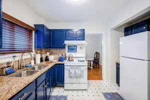 Rachel's Private Hideaway with king bed, kitchen, laundry, parking and big yard - Adrian