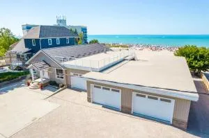 Shoreline Palace - 6 Bed, 3 Bath, Beachfront, Swim spa, Pool table - Goderich