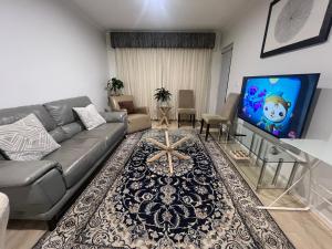 ADELAIDE CBD APARTMENT - 3BR, 2BATH & CARPARK