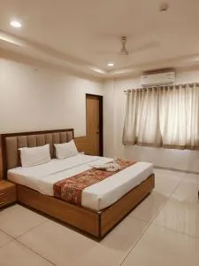 Hotel TrushaDham Near to Mahalaxmi Temple Kolhapur - Vikaswadi