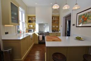 Edwardian 4 bed home - Tunnels Beach 2 mins away