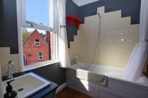 Edwardian 4 bed home - Tunnels Beach 2 mins away