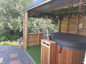 Anglesey new modern shepherds hut with spa hot tub