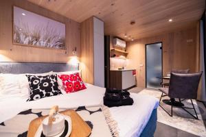 ÖÖD Mirror Houses at Versso