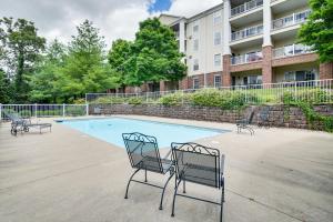 Branson Condo with Pool Access and Views, 3 Mi Dtwn!