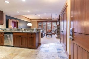 Catamount Lodge 201 by East West Hospitality