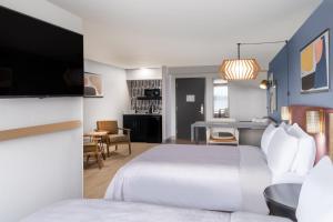 Executive Queen Room with Two Queen Beds room in Holiday Inn Express Hotel & Suites Austin Airport an IHG Hotel