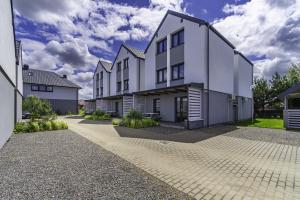 FRAJDA Domki - Apartamenty 6-osobowe - salon i dwie sypialnie oraz Studia 4-osobowe - pokój z aneksem kuchennym