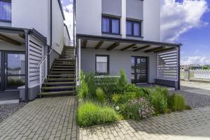 FRAJDA Domki - Apartamenty 6-osobowe - salon i dwie sypialnie oraz Studia 4-osobowe - pokój z aneksem kuchennym