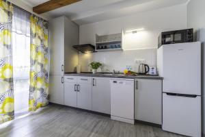 FRAJDA Domki - Apartamenty 6-osobowe - salon i dwie sypialnie oraz Studia 4-osobowe - pokój z aneksem kuchennym