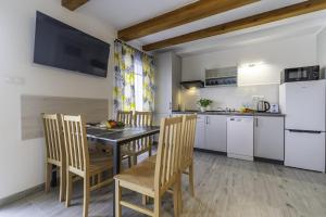 FRAJDA Domki - Apartamenty 6-osobowe - salon i dwie sypialnie oraz Studia 4-osobowe - pokój z aneksem kuchennym