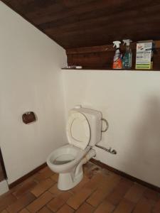 Proche de Genève et des stations de ski Ménage fait par le client-Very good prices but you have to cl-ean t-he room