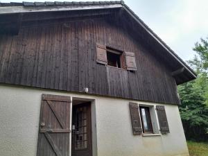 Proche de Genève et des stations de ski Ménage fait par le client-Very good prices but you have to cl-ean t-he room