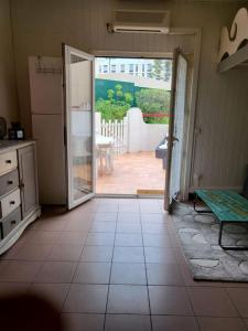 BEAU STUDIO pour 4 p à 5 mn de la plage