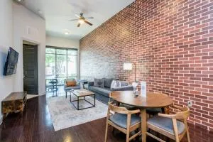 Rose at the Millennium - Stylish 1 BR in Houston - Bellaire Junction