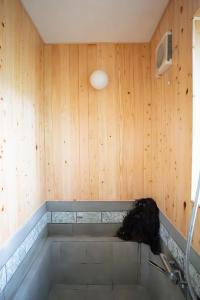 高台の森に佇むモダニズム建築 露天風呂 檜風呂 ENN hakone