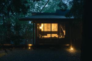 高台の森に佇むモダニズム建築 露天風呂 檜風呂 ENN hakone