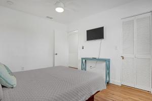 Spacious Townhome 5 Mins Walk to Beach