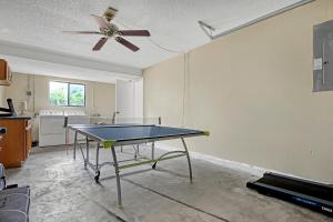 Spacious Townhome 5 Mins Walk to Beach