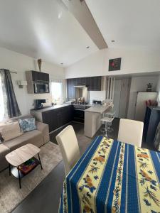 Camping Del Mar 125, Mobile Home OHara Supérieur 1060, 3 chambres, 40 m2, Terrasse