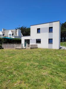 Maison récente à côté du Casino et de la baie du Kernic