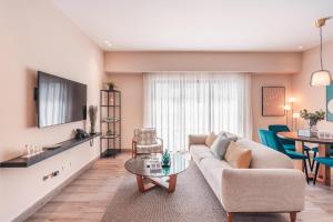 Breakfast Included at Regatta Living 304