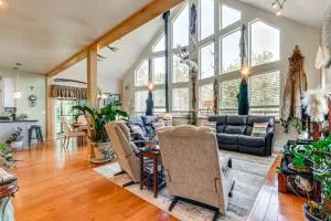 Palmer Getaway with Mountain Views and Fire Pit! - Chickaloon