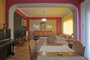 Baroness Apt Piraeus Ctr 3BR, 2BA, AC, Walk to sea