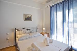 Baroness Apt Piraeus Ctr 3BR, 2BA, AC, Walk to sea