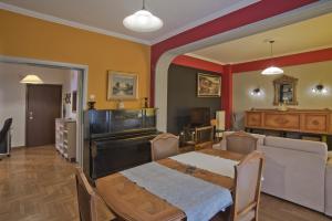 Baroness Apt Piraeus Ctr 3BR, 2BA, AC, Walk to sea