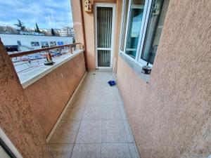 Просторна всекидневна и спалня