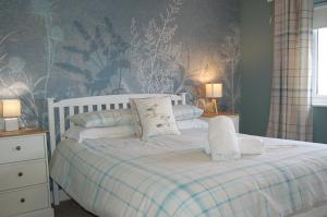 Sound of the Sea, beach front Bungalow with hot tub, in Tywyn