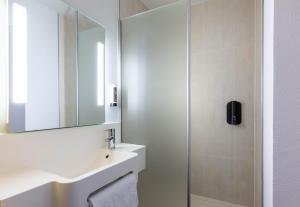 Hotels B&B HOTEL Lille Roubaix Campus Gare : photos des chambres