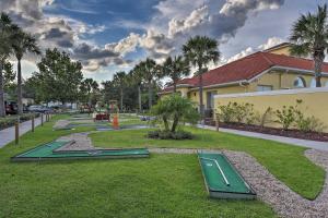 7 Mi to Disney: Kissimmee Poolside Paradise!