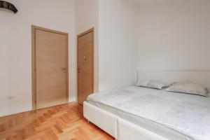 Duplex 3 bedrooms on the first line in Petrovac