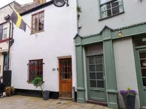 Hole in the Wall - Caernarfon