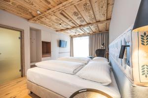 Double Room with Balcony room in Hotel Neue Post