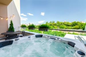 Petrovdom SPA Luxury apartment 11-240 with jacuzzi in RC Pechersk Plaza